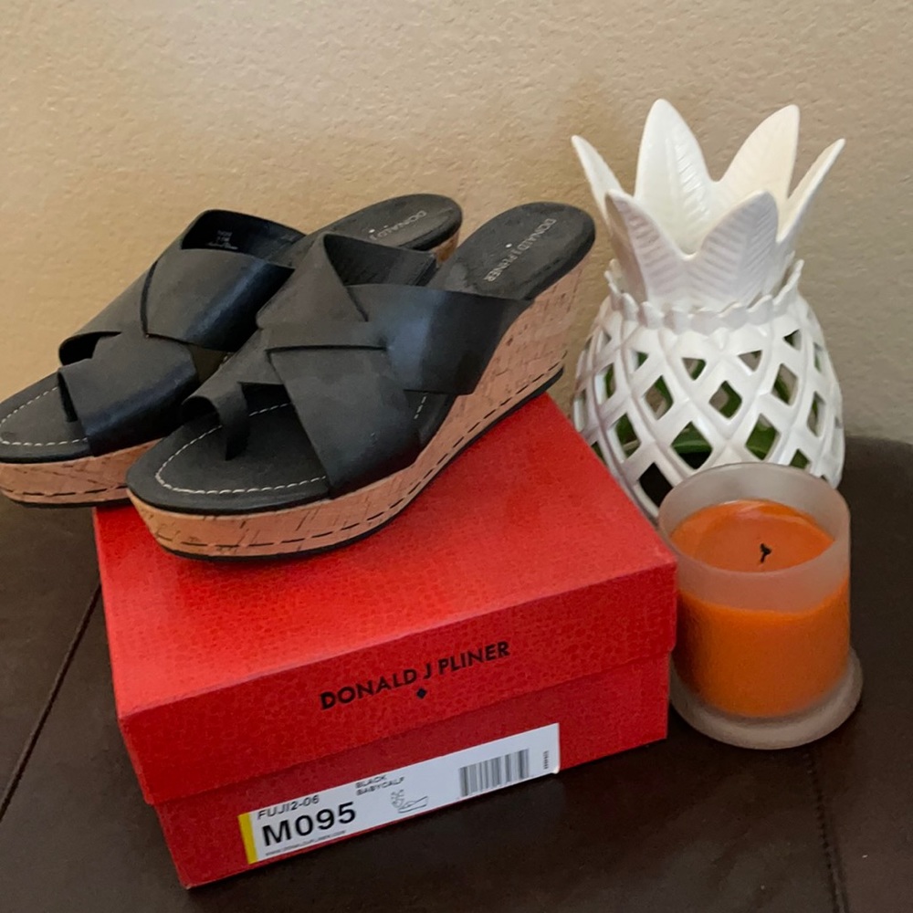 NWT Donald J Pliner black leather wedge, size 9.5